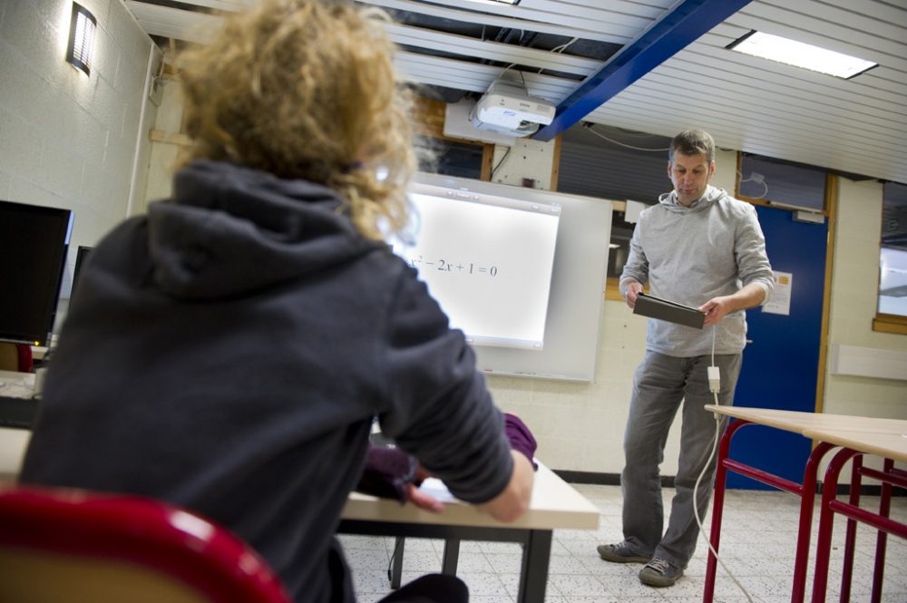 Lehrer beim Unterricht in der Klasse