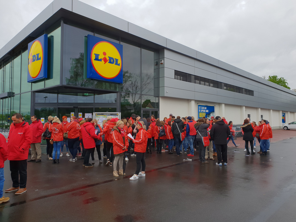 Gewerkschafter vor einem Lidl n Genk (30.4.2018)