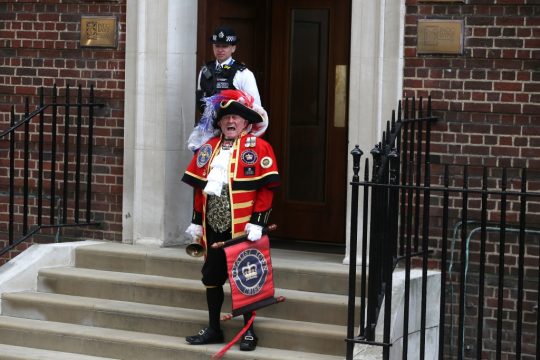 Stadtrufer vor dem Krankenhaus in London: Es ist ein Junge (23.4.2018)