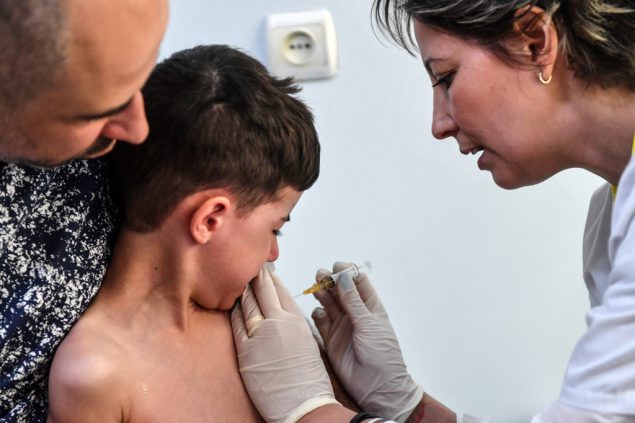 Masern-Impfung beim Arzt (Bild: Daniel Mihailescu/AFP)