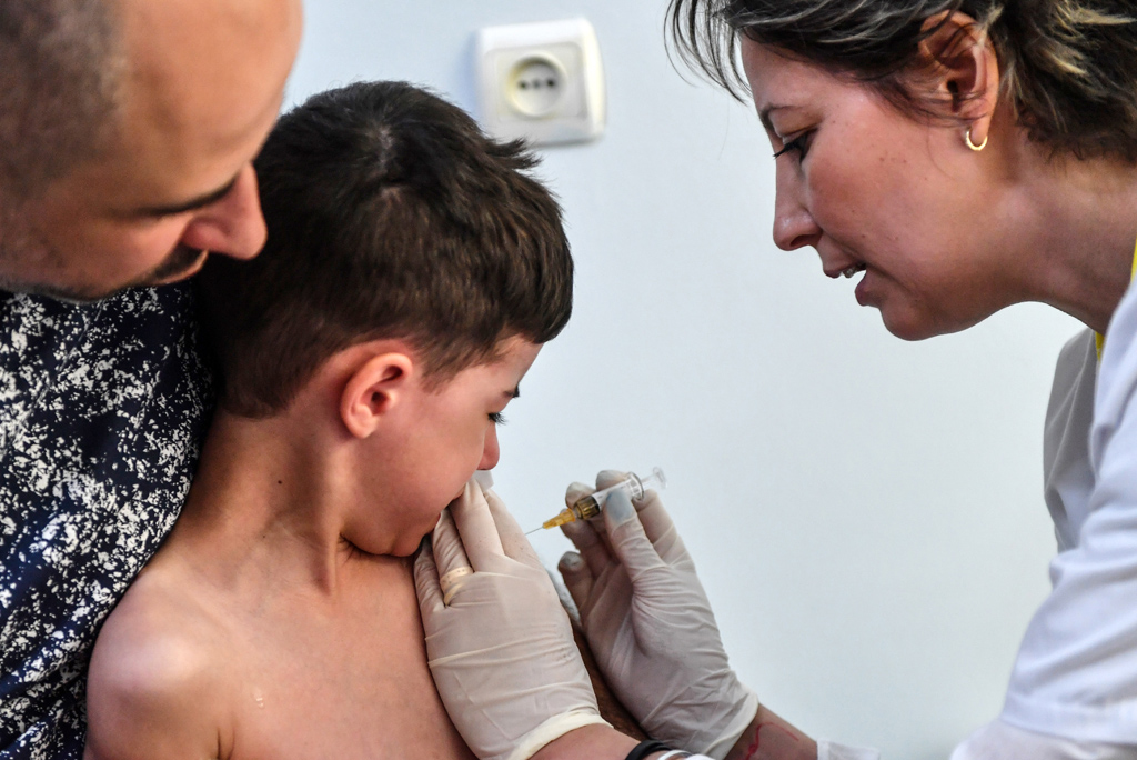 Masern-Impfung beim Arzt (Bild: Daniel Mihailescu/AFP)