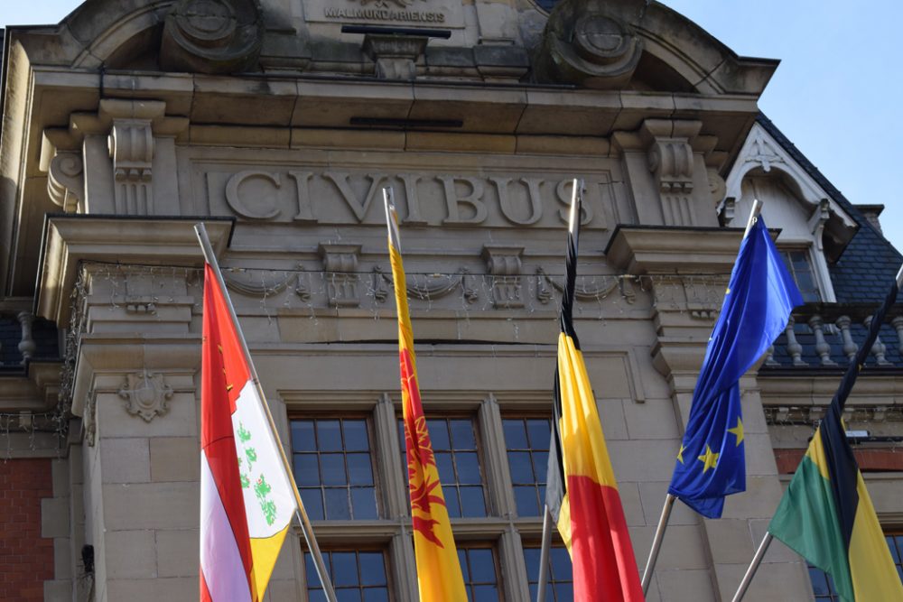 Aufschrift am Rathaus von Malmedy: Die Warchestadt war zeitweilig Wahlheimat und später literarisches Motiv für Nanny Lambrecht (Bild: Stephan Pesch/BRF)