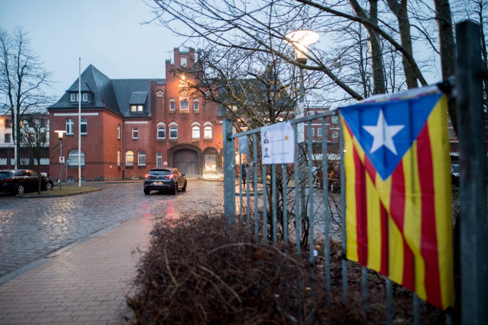 Katalanische Flagge vor der Justizvollzugsanstalt in Neumünster (Bild: Daniel Reinhardt/AFP)