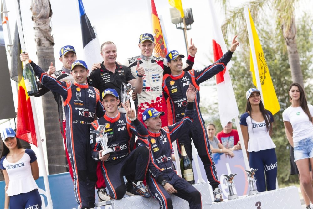 Das Treppchen der Rallye Argentinien: Ott Tänak/Martin Järveoja, Thierry Neuville/Nicolas Gilsoul und Dani Sordo/Carlos Del Barrio (Bild: Helena El Mokni/Hyundai Motorsport)