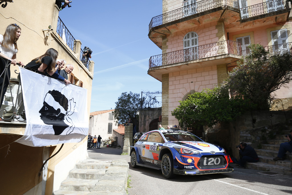 Thierry Neuville bei der Rallye Korsika (Bild: Pascal Pochard-Casabianca/AFP)