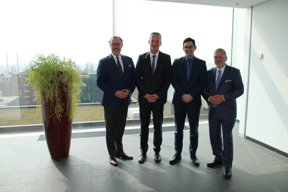 Dr. med Carsten König (stv. Vorsitzender der KV Nordrhein), Ministerpräsident Oliver Paasch, Gesundheitsminister Antonios Antoniadis und Dr. med Frank Bergmann (Vorstandsvorsitzender der KV Nordrhein) (Bild: Kabinett Paasch)