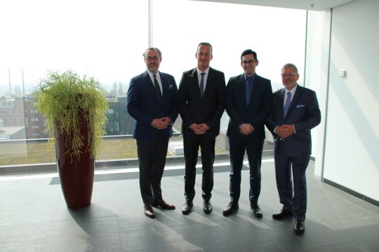 Dr. med Carsten König (stv. Vorsitzender der KV Nordrhein), Ministerpräsident Oliver Paasch, Gesundheitsminister Antonios Antoniadis und Dr. med Frank Bergmann (Vorstandsvorsitzender der KV Nordrhein) (Bild: Kabinett Paasch)