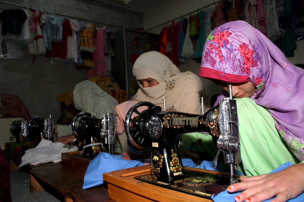 Näherinnen in einer pakistanischen Textilfabrik (Illustrationsbild: F. Ahmed/Belga)