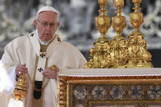 Papst Franziskus am 8.4.2018 auf dem Petersplatz im Vatikaln