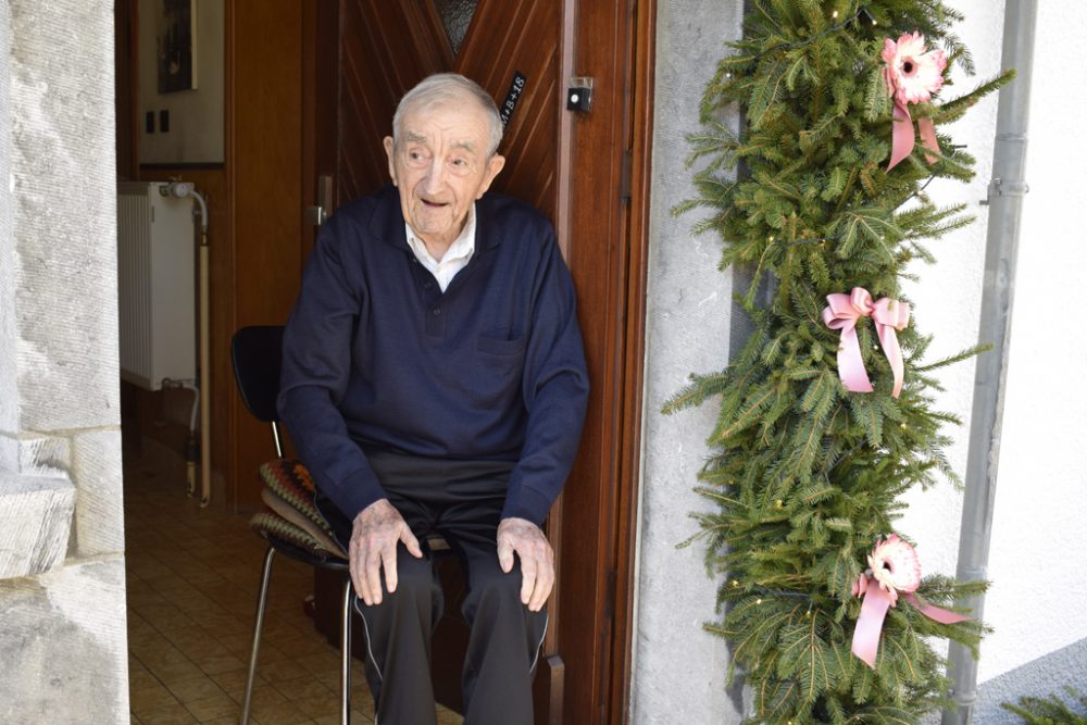 Pastor Geelen vor seinem Haus in Wirtzfeld