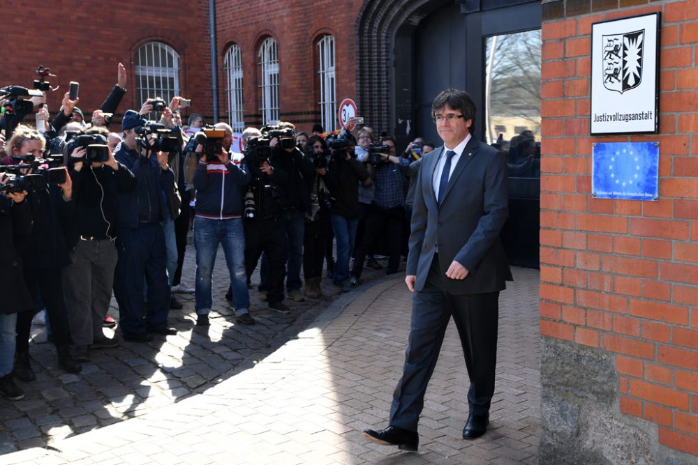 Carles Puigdemont beim Verlassen der JVA Neumünster (Bild: Patrik Stollarz/AFP)