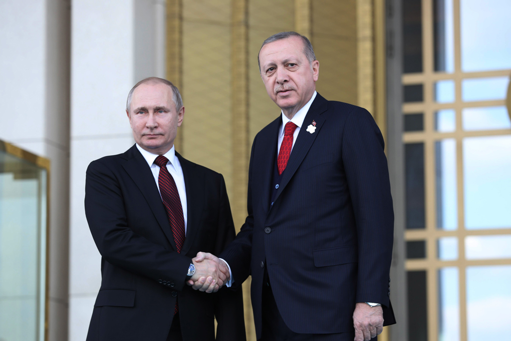Putin und Erdogan vor dem Präsidentenpalast in Anakara (Bild: Adem Altan/AFP)
