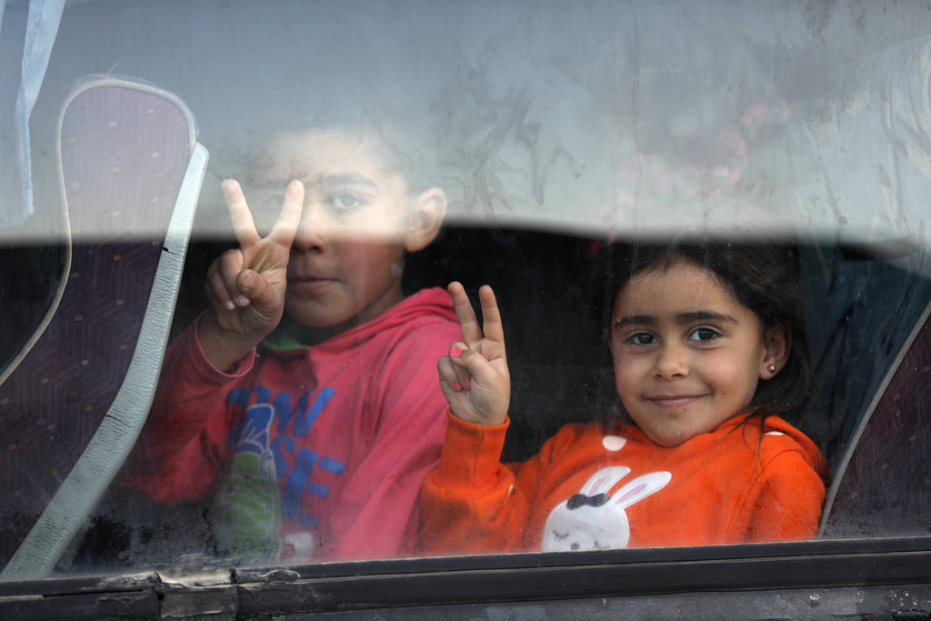 Syrische Kinder werden im Bus evakuiert