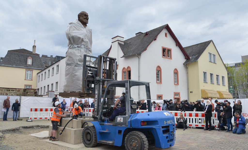 Trier: Marx-Statue in Position gebracht
