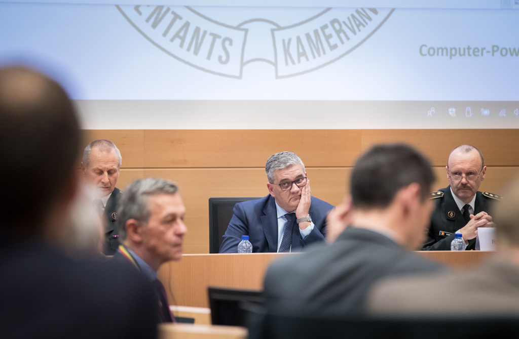 Verteidigungsminister Steven Vandeput am Freitag in der Ausschusssitzung (Bild: Benoit Doppagne/Belga)