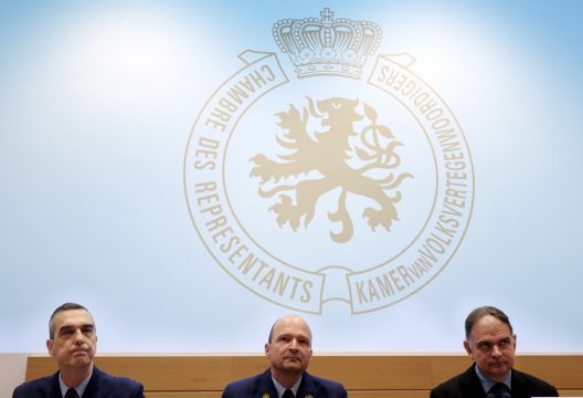 Kammerausschuss mit Luftwaffengeneral Frederik Vansina (Mitte) (Bild: Eric Lalmand/Belga)