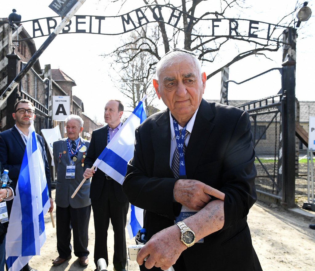 Holocaust-Überlebender vor dem Konzentrationslager von Auschwitz (Bild: Janek Skarzynski/AFP)