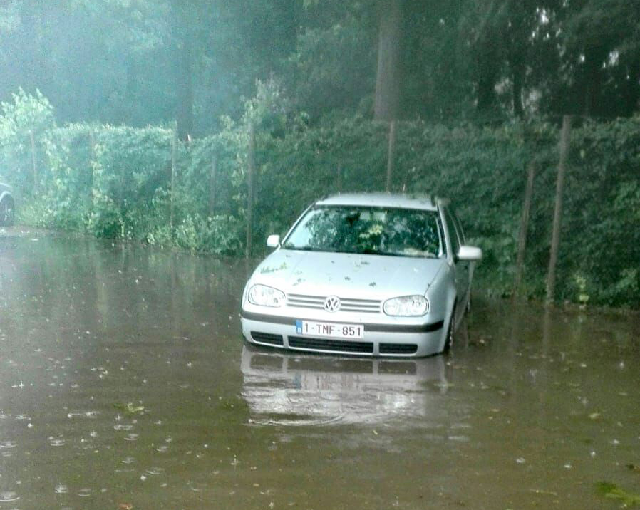 Auf Schönefeld in Eupen stand ein Auto unter Wasser (29. Mai 2018)