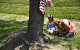 Eine Familie legt Blumen für die Opfer des Amoklaufs nieder