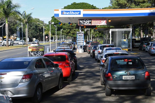 Lange Schlange an einer Tankstelle in Brasilien (Bild: Evaristo Sa/AFP)