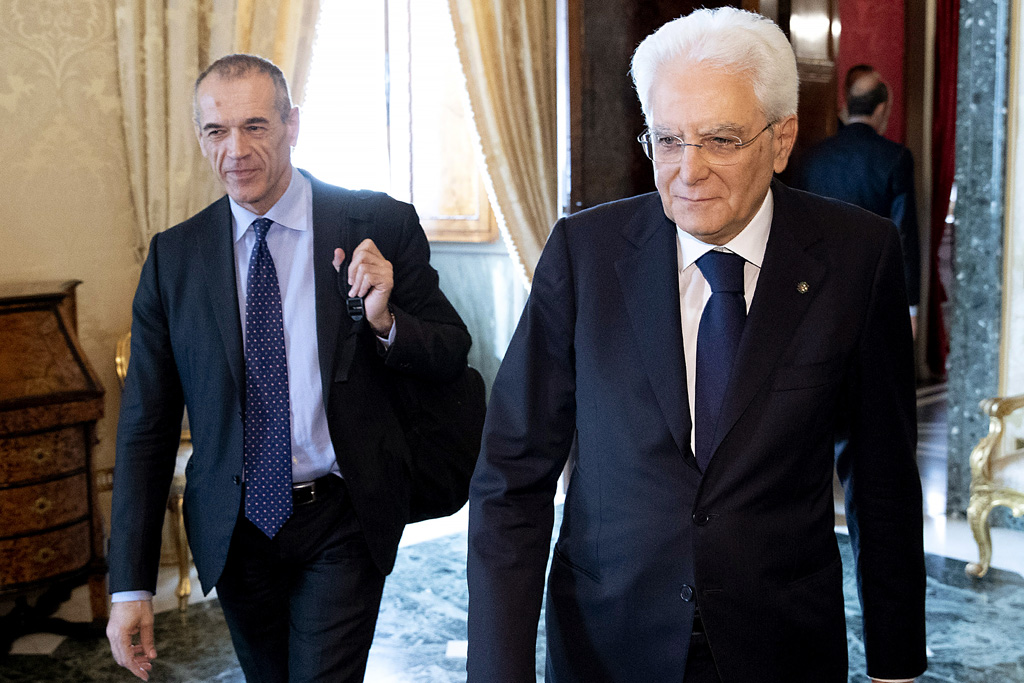 Carlo Cottarelli und Sergio Mattarella (Bild: Paolo Giandotti/Italian Presidency press office/AFP)