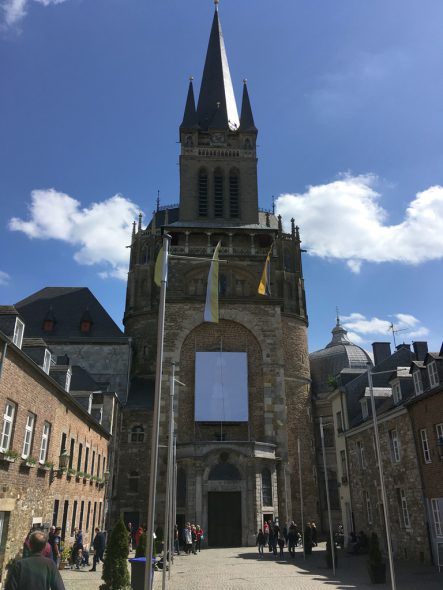 Banner mit Clara Fey am Aachener Dom (Bild: Bistum Aachen)