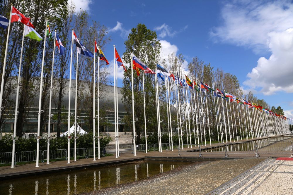 Fahnenmeer vor der Altice Arena