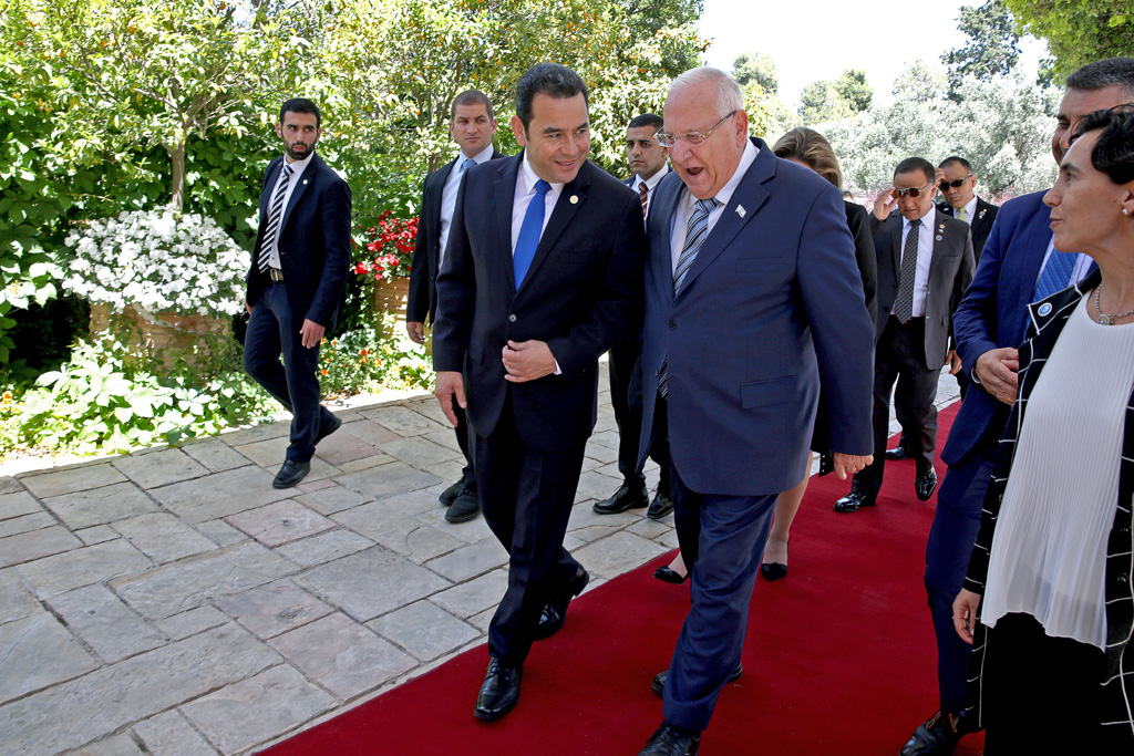 Guatemalas Präsident Jimmy Morales mit seinem israelischen Amtskollegen Reuven Rivlin