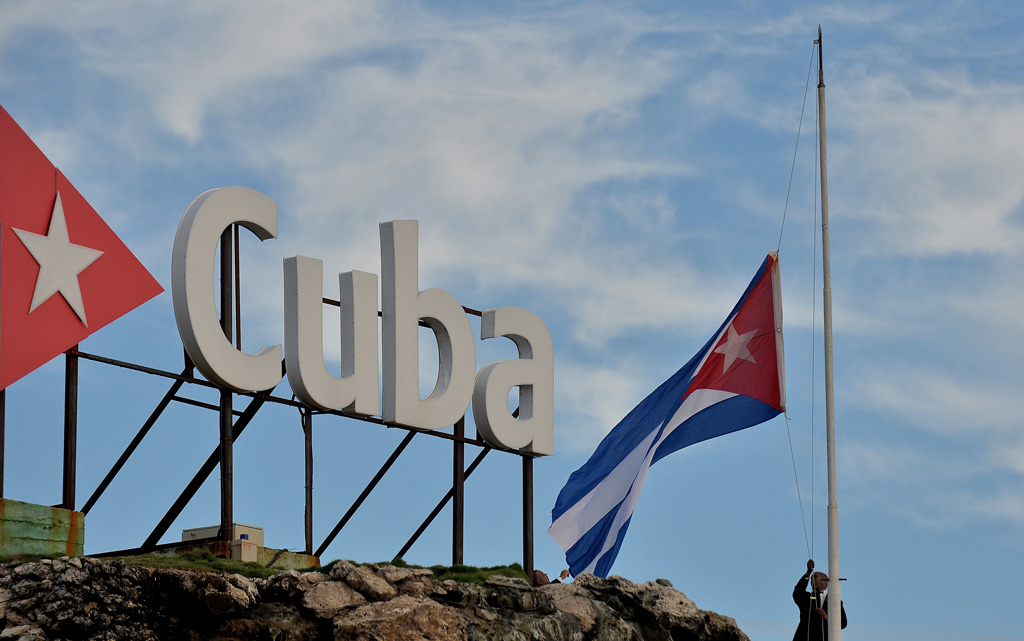 Nach dem Flugzeugabsturz wehen die Flaggen in Kuba auf Halbmast