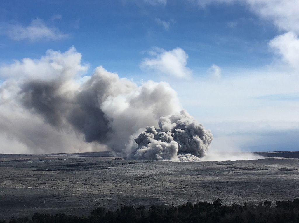 Hawaii: 3.000 Meter hohe Aschewolke über dem Kilauea