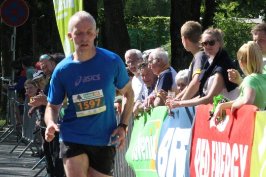 Jérome Hilger Schütz beim Halbmarathon "Rund um den See" 2018 (Bild: Robin Emonts/BRF)