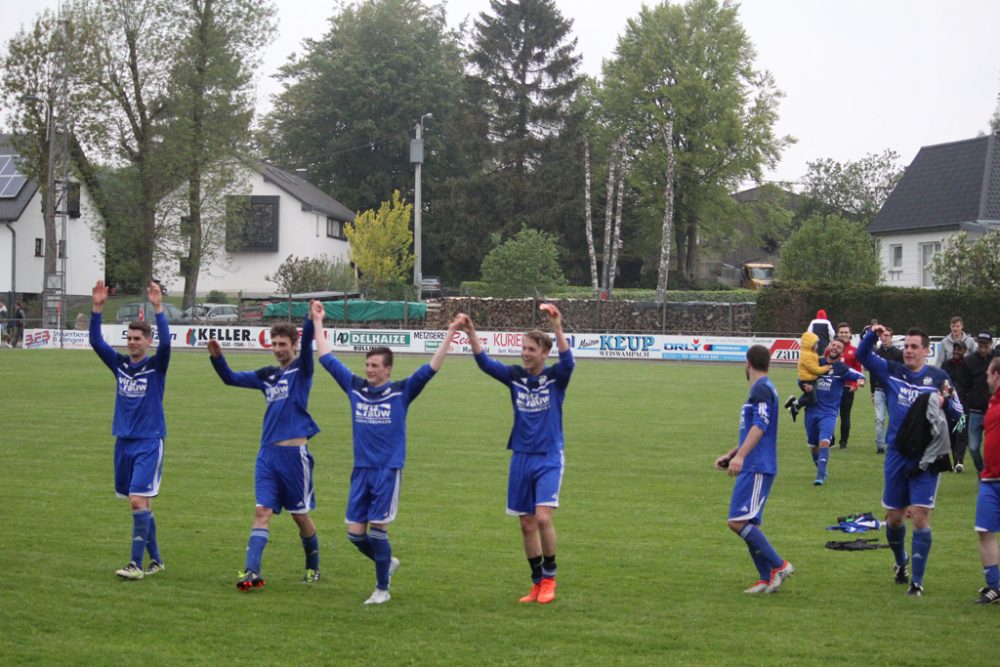 Honsfeld und Emmels trennen sich 2:2 - Honsfeld feiert den Aufstieg (Bild: Marvin Schmitz/BRF)