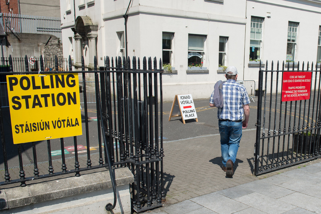 Wähler verlässt am 25.5.2018 ein Wahlbüro in der irischen Hauptstadt Dublin