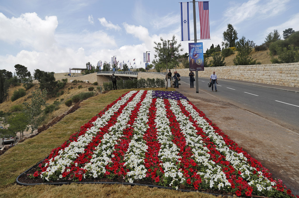 Ein Blumenteppich auf dem Gelände der neuen US-Botschaft in Jerusalem