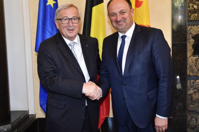 EU-Kommissionspräsident Jean-Claude Juncker und der wallonische Ministerpräsident Willy Borsus (Bild: Eric Lalmand/Belga)