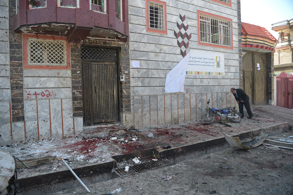 Nach Anschlag am 22.4.2018 in Kabul: Mann untersucht den Anschlagsort vor einem Zentrum zur Wählerregistrierung