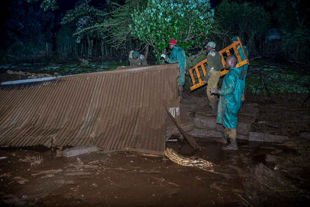 Dammbruch in Kenia: Freiwillige suchen nach Überlebenden