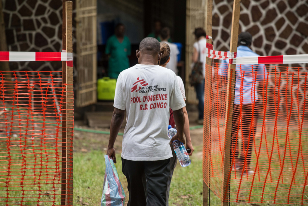MSF-Mitarbeiter vor dem Wangata-Krankenhaus in Mbandaka