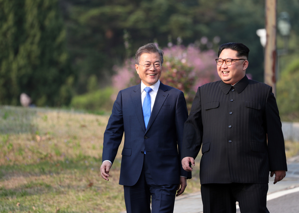 Südkoreas Präsident Moon (l.) und Nordkoreas Führer Kim an der Grenze beider Länder