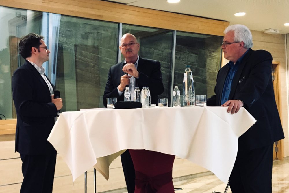 Moderator Olivier Krickel, Rolf-Dieter Krause und Kai Hirschmann (Bild: DG-Ministerium)