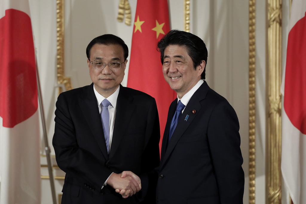 Japans Premier Shinzo Abe und Chinas Premier Li Keqiang (Bild: Kiyoshi Ota/Pool/AFP)