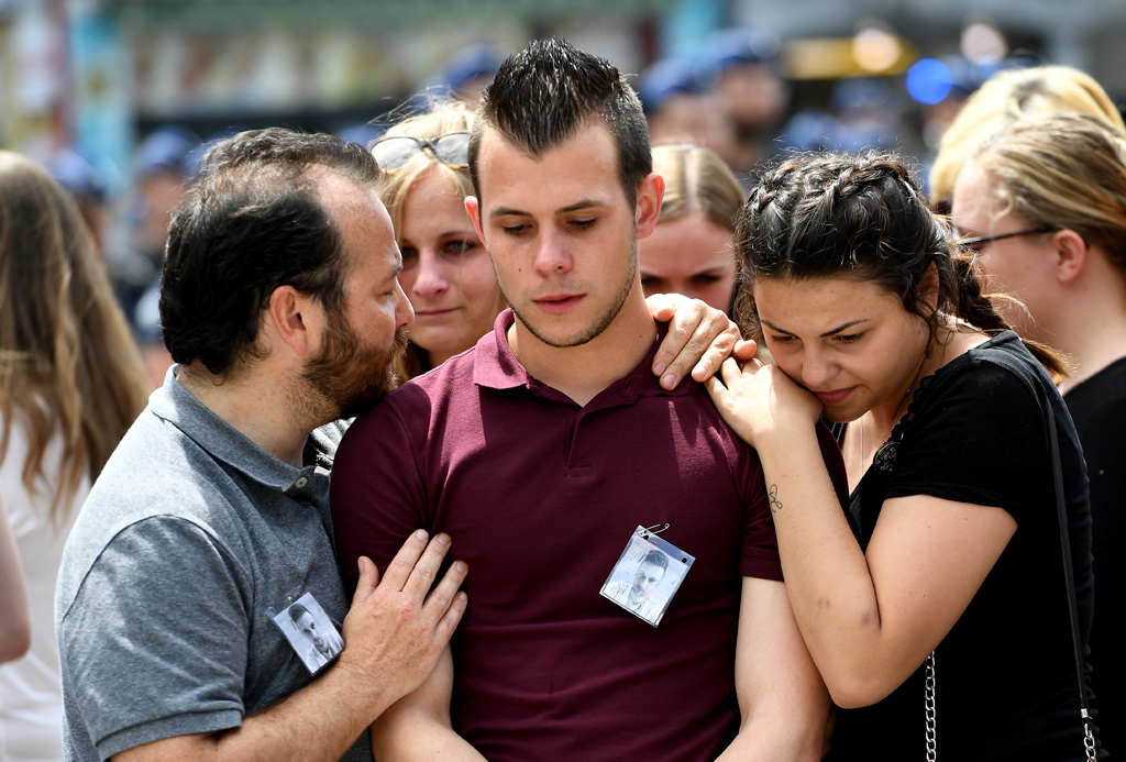 Klassenkameraden trauern um den getöteten 22-jährigen Studenten (Bild: Emmanuel Dunand/Belga)