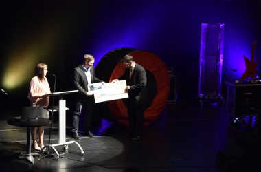 Bildungsminister Harald Mollers überreicht RSI-Lehrer Oliver Heinen den ersten Preis für das beste schulinterne Programm: 1.500 Euro (Bild: Raffaela Schaus/BRF)