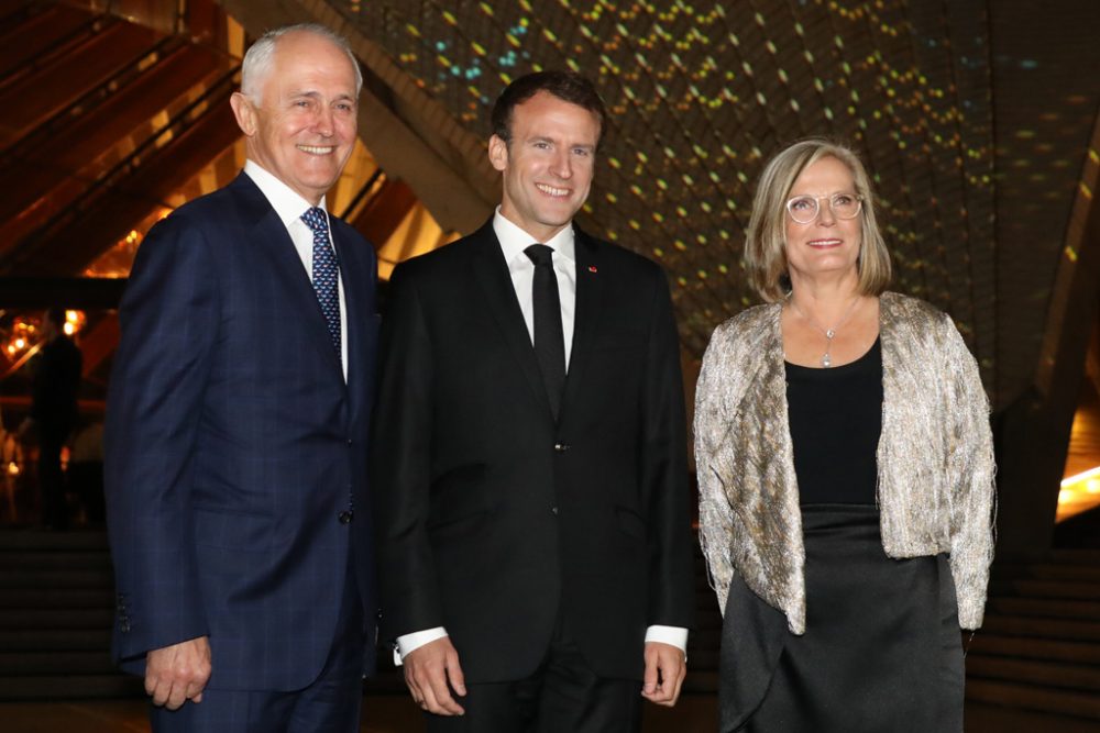 Der australische Premierminister Malcolm Turnbull mit seiner Frau Lucy und Frankreichs Premier Emmanuel Macron (Bild: ludovic Marin/Pool/AFP)