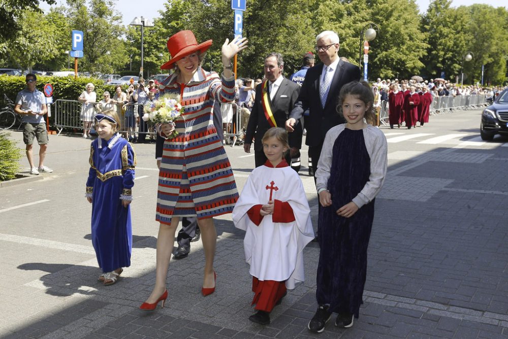 Königin Mathilde bei der Marienprozession in Halle (Bild: Nicolas Maeterlinck/Belga)