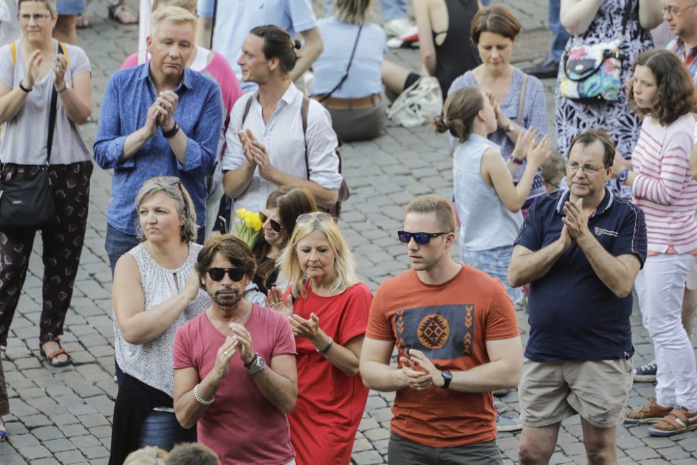 Fans gedenken der verstorbenen Sängeirn Maurane