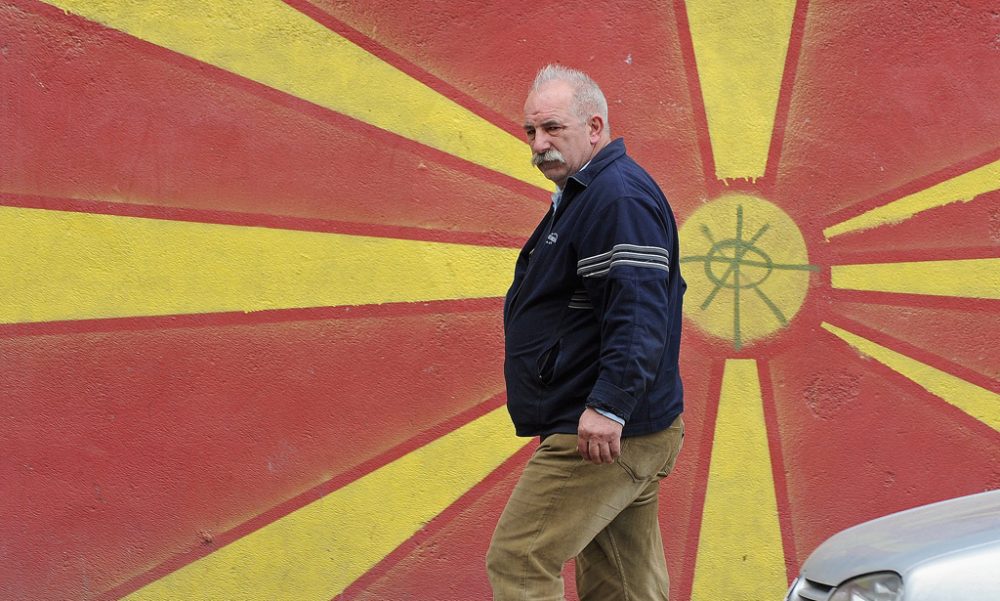 Mazedonische Flagge auf einer Hauswand in der Hauptstadt Skopje (Bild: Georgi Licovski/EPA)