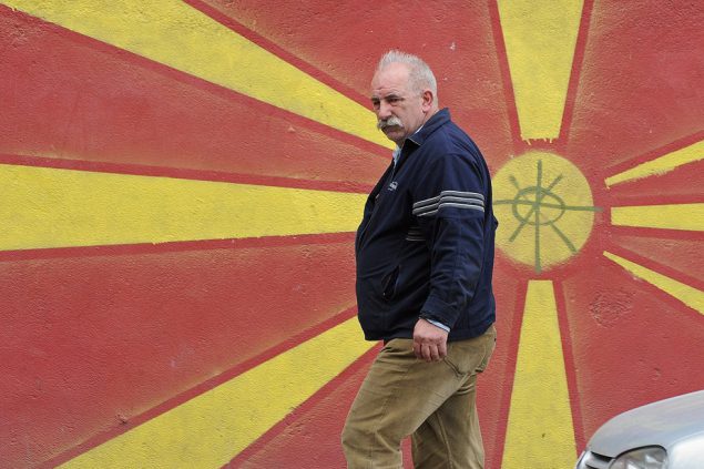 Mazedonische Flagge auf einer Hauswand in der Hauptstadt Skopje (Bild: Georgi Licovski/EPA)