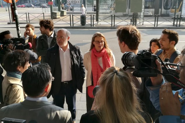 Lluis Puig Gordi und Meritxell Serret bei der Ankunft an der Brüsseler Ratskammer