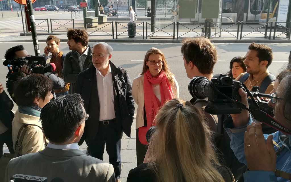Lluis Puig Gordi und Meritxell Serret bei der Ankunft an der Brüsseler Ratskammer